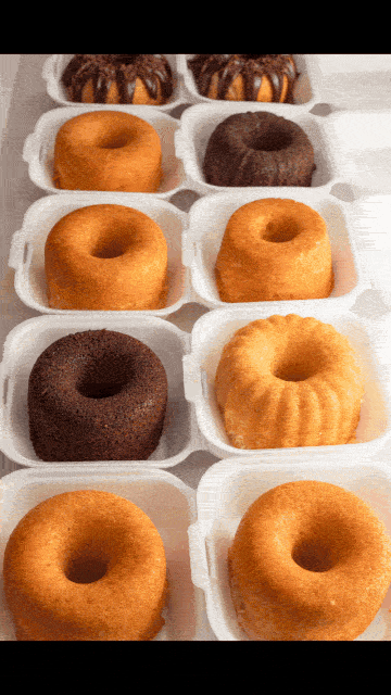 Mini bolos sendo decorados